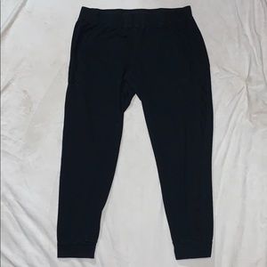 FABLETICS black mesh accent jogger capris